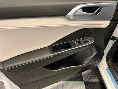 Certified 2025 Volkswagen Taos SE image 7