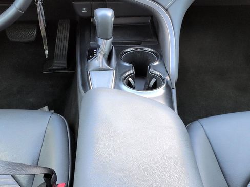 Used 2018 Toyota Camry SE FWD image 19