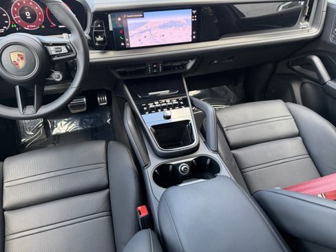 Certified 2025 Porsche Cayenne GTS AWD/4WD image 19