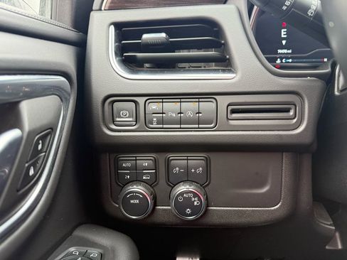 Used 2024 Chevrolet Suburban LT image 13