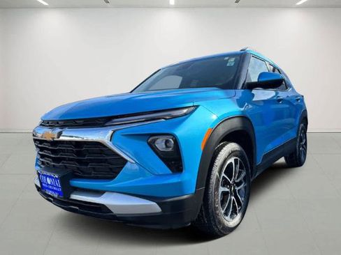 Used 2025 Chevrolet TrailBlazer LT AWD/4WD image 3