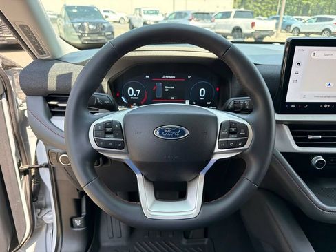 Used 2025 Ford Explorer Active AWD/4WD image 15