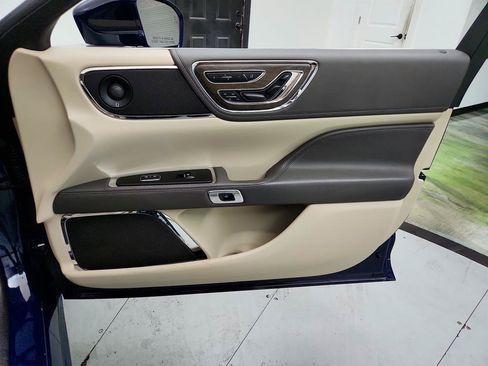 Used 2018 Lincoln Continental Reserve AWD/4WD image 28