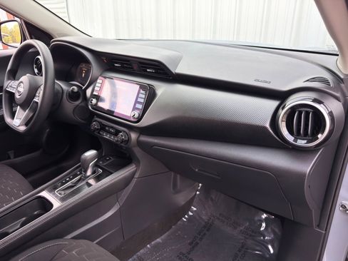 Used 2022 Nissan Kicks SV image 12