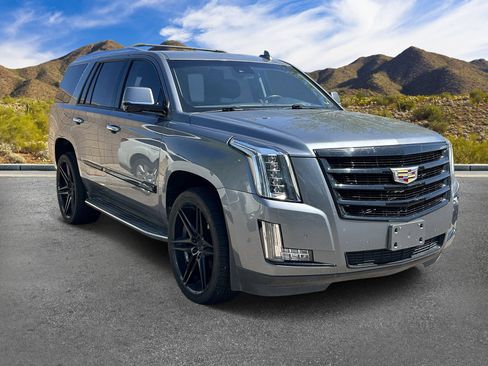 Used 2020 Cadillac Escalade Luxury w/ Escalade Sport Edition AWD/4WD image 4