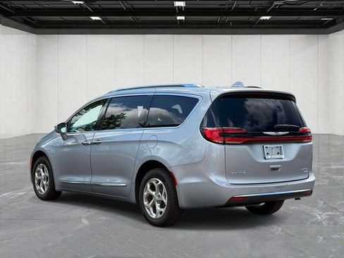 Used 2021 Chrysler Pacifica Limited AWD/4WD image 7