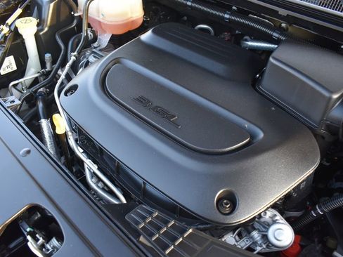 Used 2025 Chrysler Pacifica Select image 39