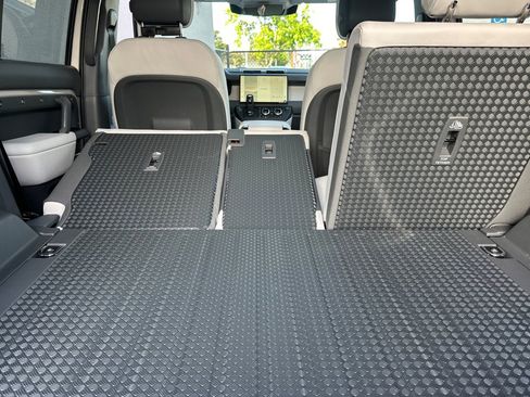 New 2026 Land Rover Defender 110 X-Dynamic SE image 27