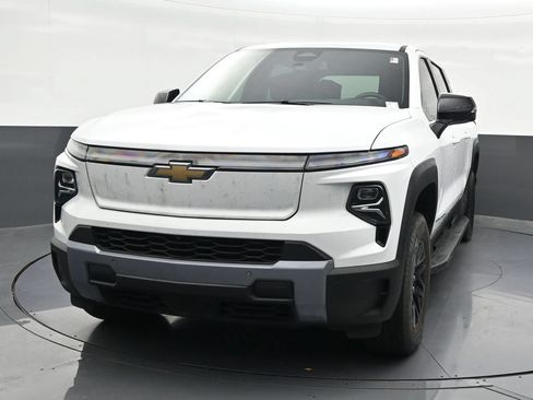 Used 2025 Chevrolet Silverado EV LT AWD/4WD image 9