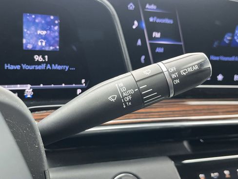 Used 2023 Cadillac Escalade Premium Luxury image 45