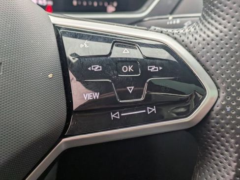 Used 2022 Volkswagen Tiguan SE R-Line image 29