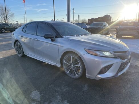 Used 2019 Toyota Camry XSE image 3