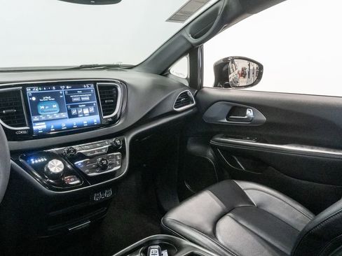 Used 2025 Chrysler Pacifica Select FWD image 11