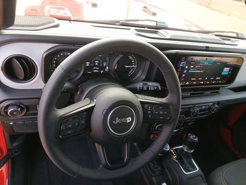Used 2025 Jeep Wrangler Willys image 31