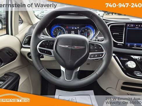 Used 2023 Chrysler Pacifica Touring-L image 8