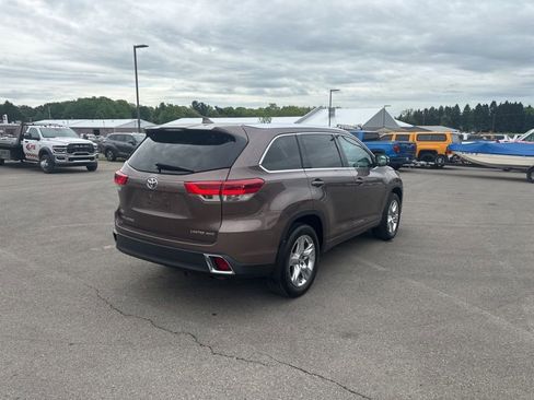 Used 2017 Toyota Highlander Limited AWD/4WD image 3