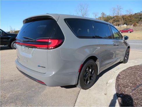 Used 2022 Chrysler Pacifica Touring-L w/ S Appearance Package FWD image 22