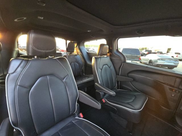 Used 2025 Chrysler Pacifica Limited FWD image 16