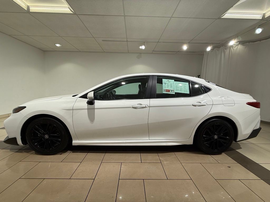Used 2025 Toyota Camry SE FWD image 2