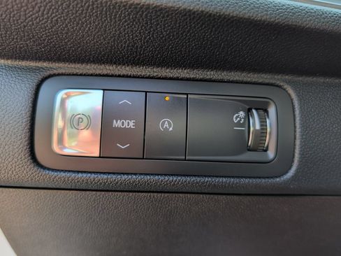 Used 2025 Chevrolet Traverse LT FWD image 12