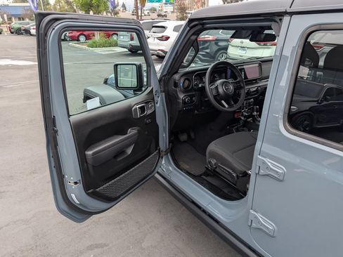 Used 2025 Jeep Wrangler Unlimited Rubicon 4xe AWD/4WD image 35