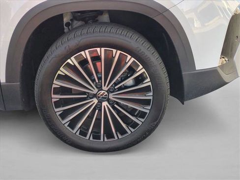 Used 2025 Volkswagen Taos SE w/ Panoramic Sunroof Package image 23