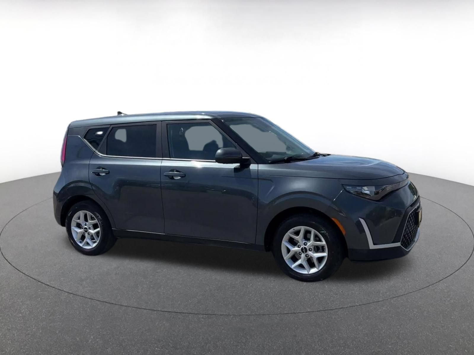 Used 2025 Kia Soul LX w/ LX Technology Package FWD image 2