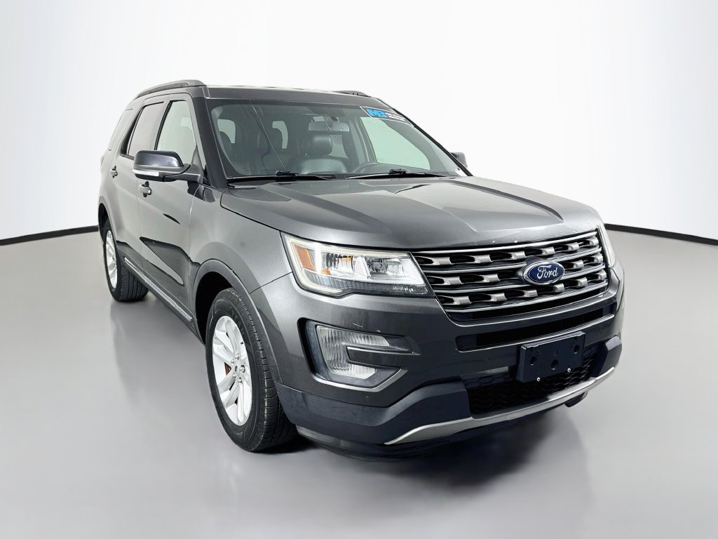 Used 2017 Ford Explorer XLT w/ Equipment Group 202A FWD image 3