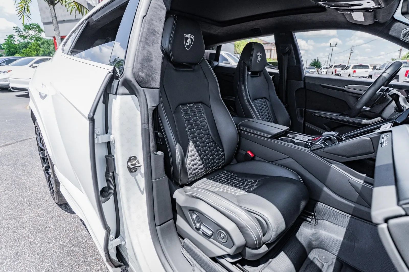 Used 2021 Lamborghini Urus AWD/4WD image 42