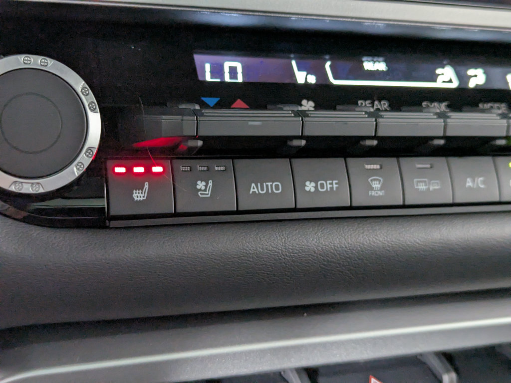 Used 2024 Toyota Sequoia Platinum AWD/4WD image 22