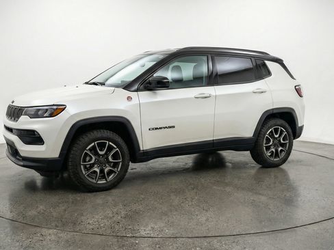 Used 2025 Jeep Compass Trailhawk AWD/4WD image 3