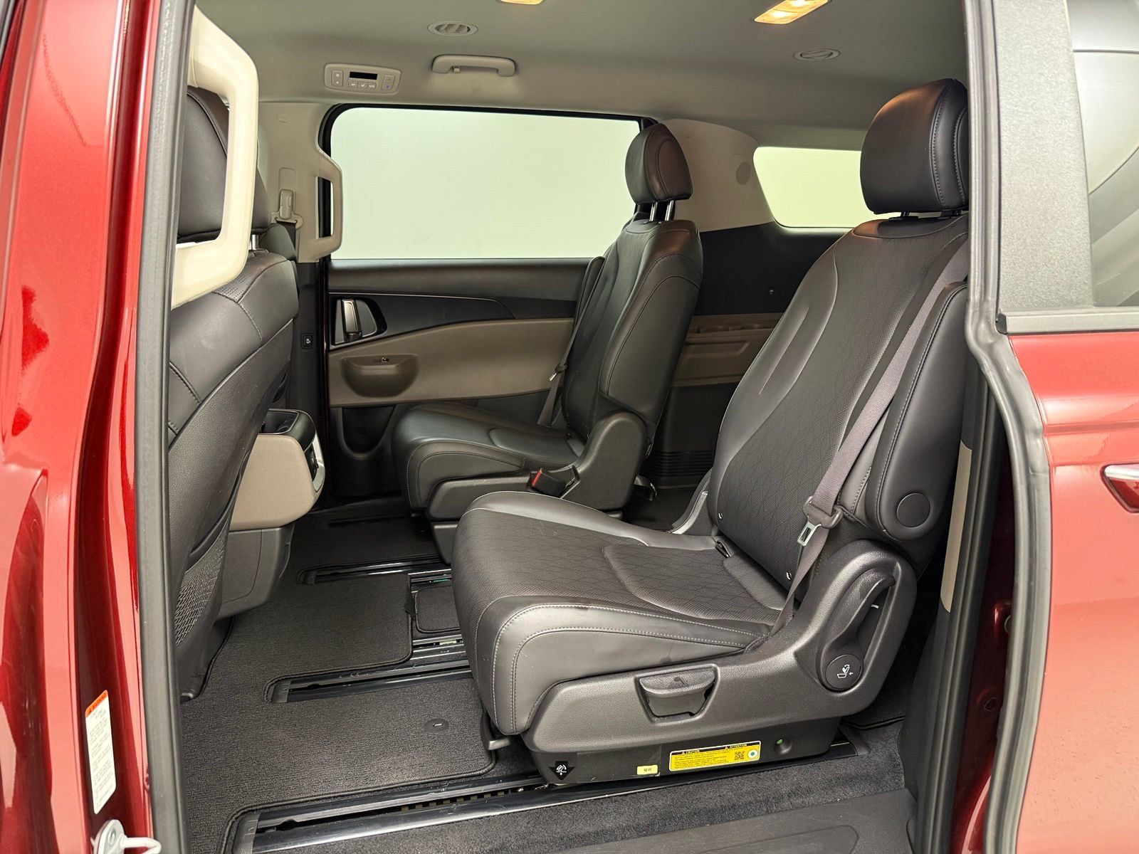 Used 2025 Kia Carnival FWD image 15