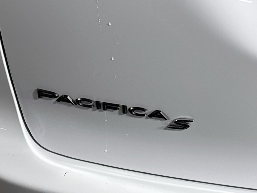 Certified 2025 Chrysler Pacifica Limited FWD image 25