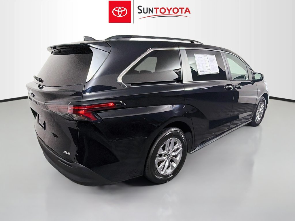 Used 2025 Toyota Sienna XLE FWD image 3