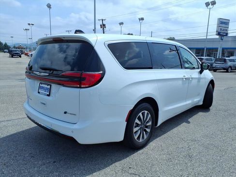 Used 2024 Chrysler Pacifica Limited FWD image 4