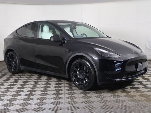 Used 2023 Tesla Model Y Long Range AWD/4WD image 2