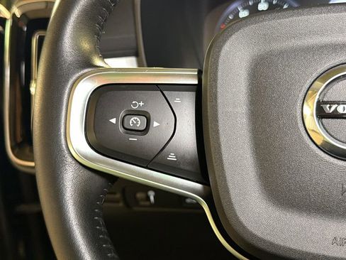 Used 2021 Volvo XC40 T5 Momentum w/ Premium Package image 32