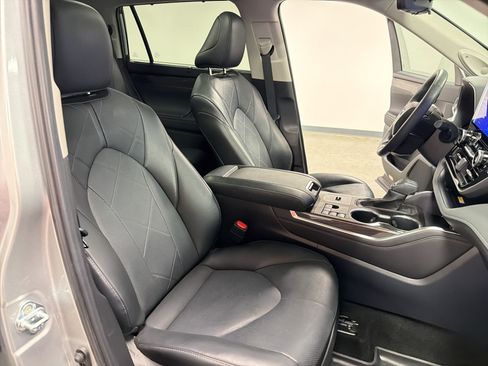 Used 2024 Toyota Highlander Platinum FWD image 31