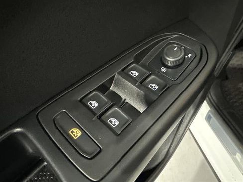 Certified 2022 Volkswagen Taos SE image 34