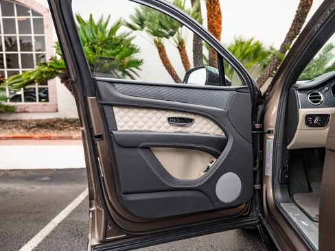 Used 2022 Bentley Bentayga image 26