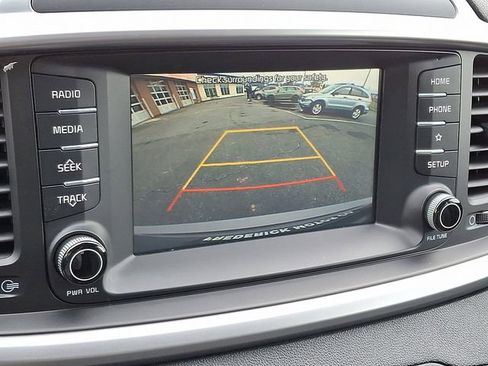 Used 2020 Kia Sorento LX image 17