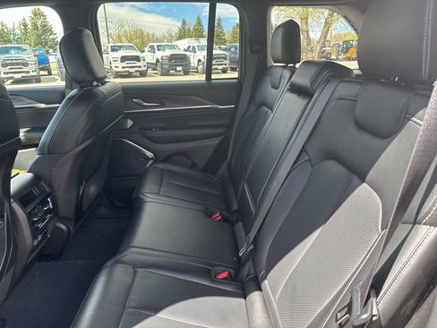 Used 2022 Jeep Grand Cherokee Overland AWD/4WD image 12
