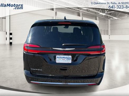 Used 2024 Chrysler Pacifica Touring-L FWD image 4
