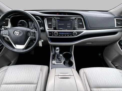 Used 2018 Toyota Highlander Plus FWD image 15