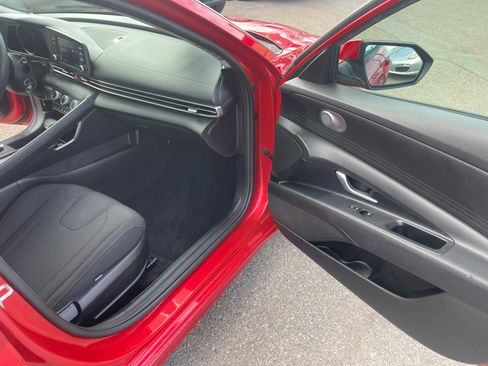 Used 2021 Hyundai Elantra SE image 13