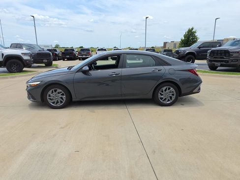 Used 2024 Hyundai Elantra SEL FWD image 2