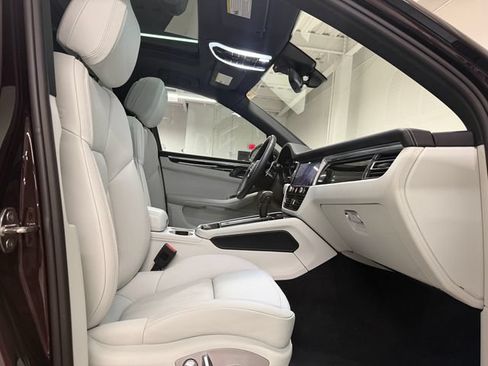 Certified 2026 Porsche Macan AWD/4WD image 23