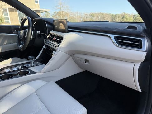 Used 2025 Genesis G70 2.5T image 23