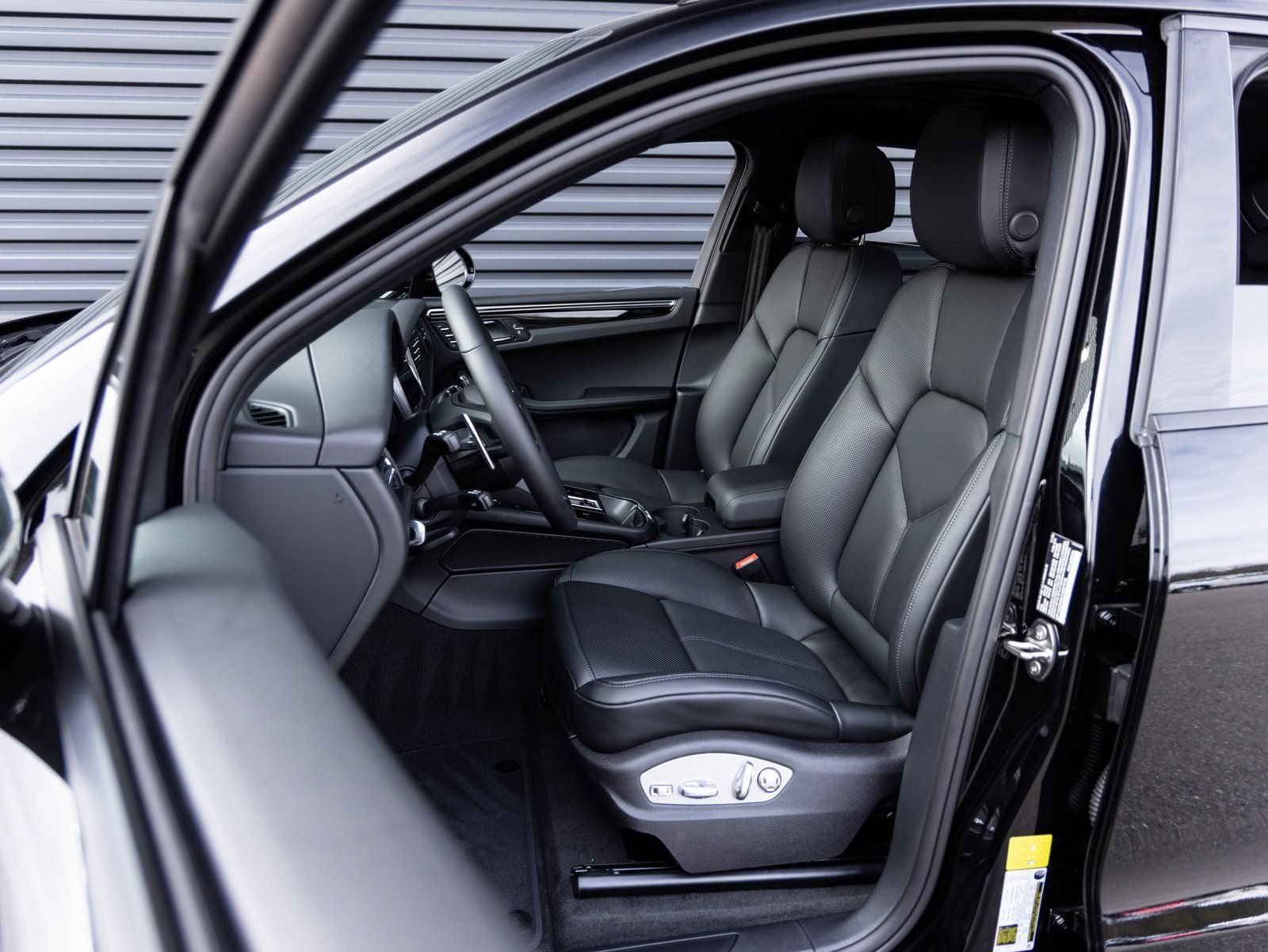 Certified 2026 Porsche Macan AWD/4WD image 5