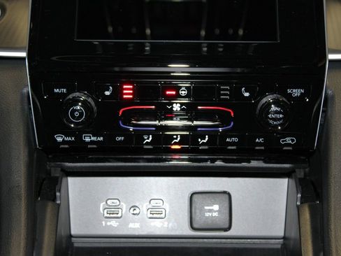 New 2025 Jeep Grand Cherokee Laredo X w/ Luxury Tech Group I image 18